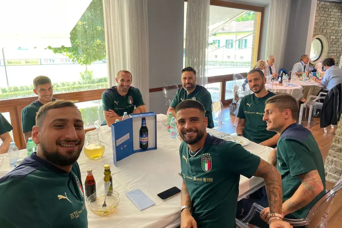 La Nazionale con la bottiglia azzurra 